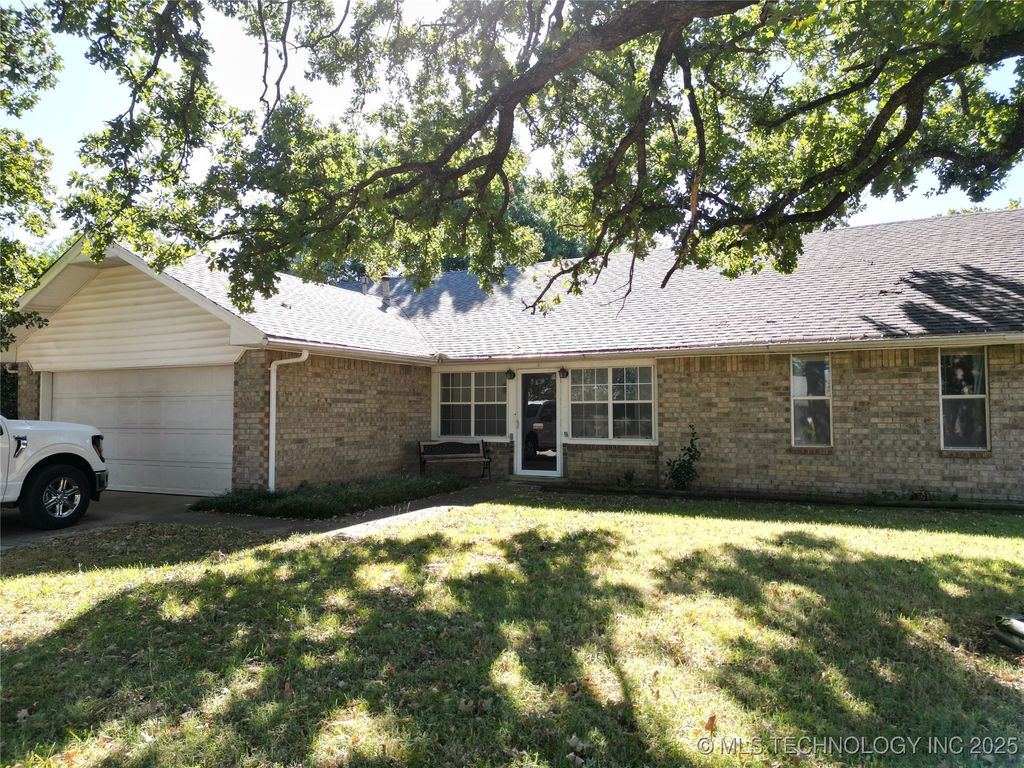 2106 Oakglen Drive, Ardmore, OK 73401