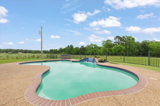 5290 Tevey Rd, Longview, TX 75605