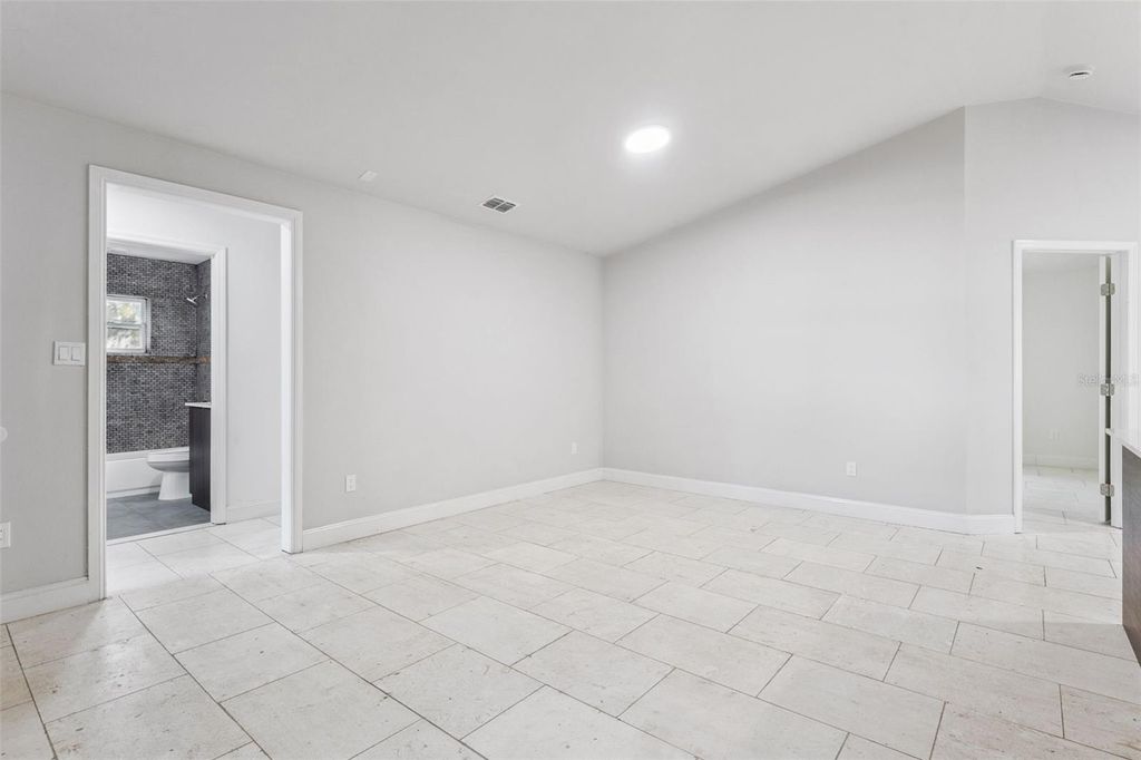 Image 6 of property listing at 1424 18TH STREET, Orlando, FL 32805