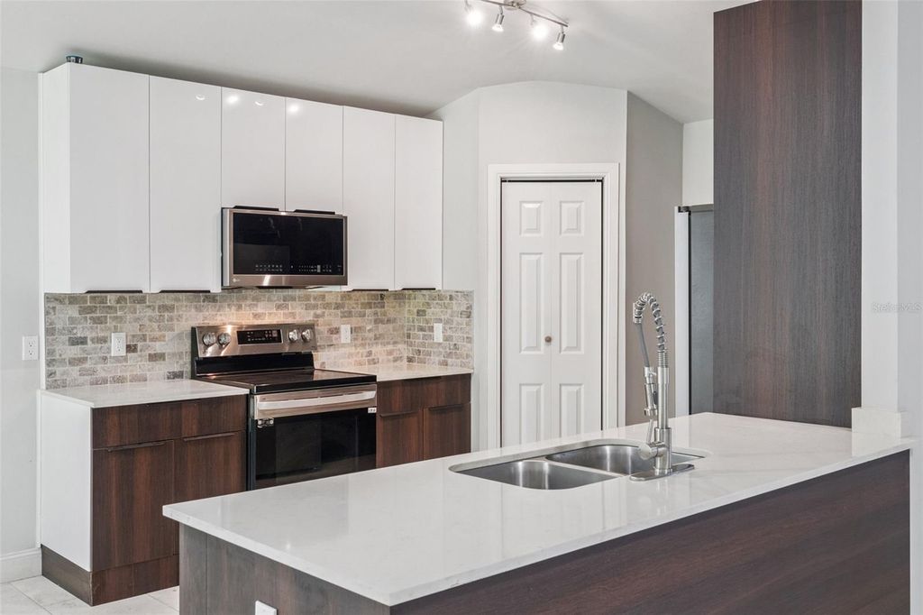 Image 7 of property listing at 1424 18TH STREET, Orlando, FL 32805