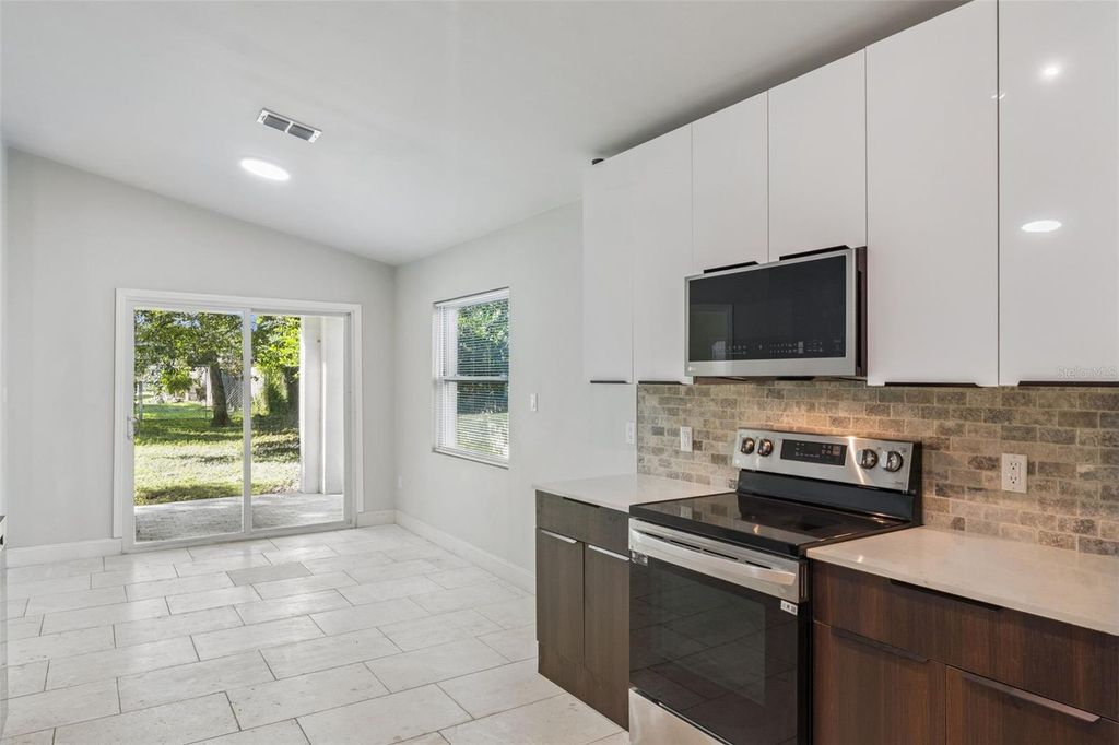 Image 8 of property listing at 1424 18TH STREET, Orlando, FL 32805