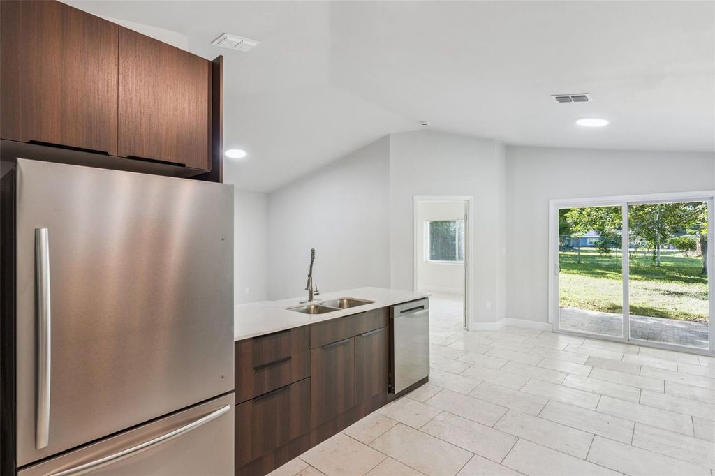 Image 10 of property listing at 1424 18TH STREET, Orlando, FL 32805