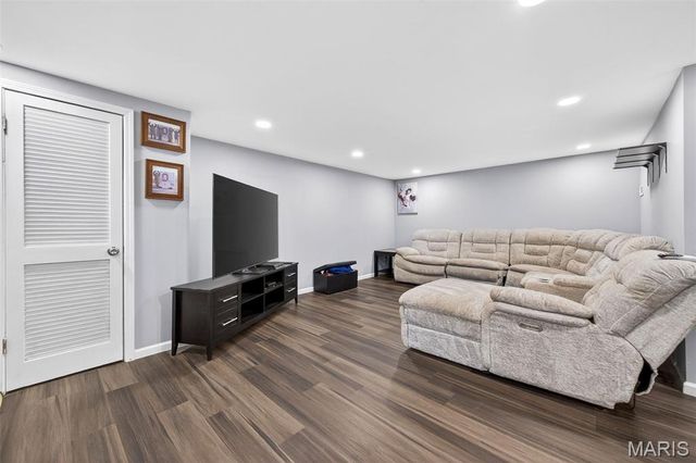 6750 Foxshire Drive, Florissant, MO 63033