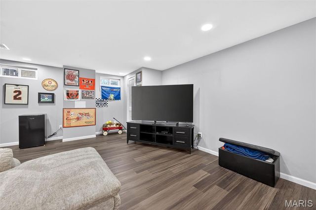 6750 Foxshire Drive, Florissant, MO 63033