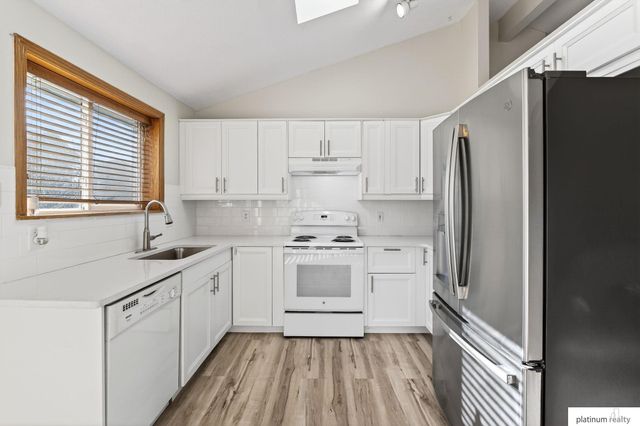 8211 Howell Street, Omaha, NE 68122