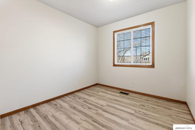 8211 Howell Street, Omaha, NE 68122