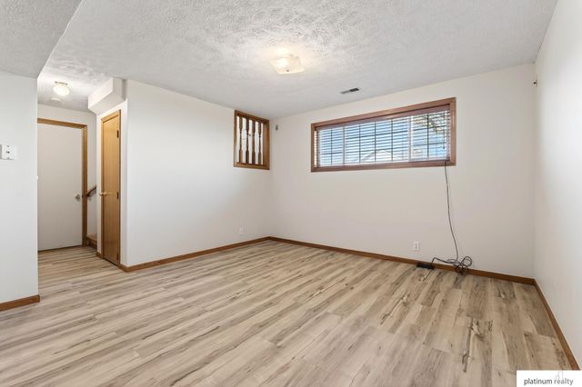 8211 Howell Street, Omaha, NE 68122