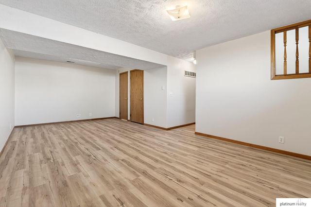 8211 Howell Street, Omaha, NE 68122