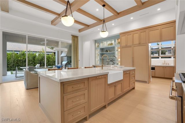 555 Whispering Pine LN, Naples, FL 34103