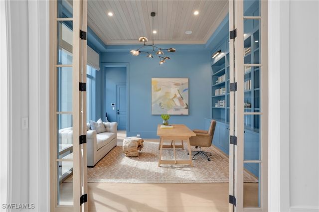 555 Whispering Pine LN, Naples, FL 34103