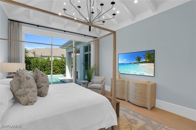 555 Whispering Pine LN, Naples, FL 34103