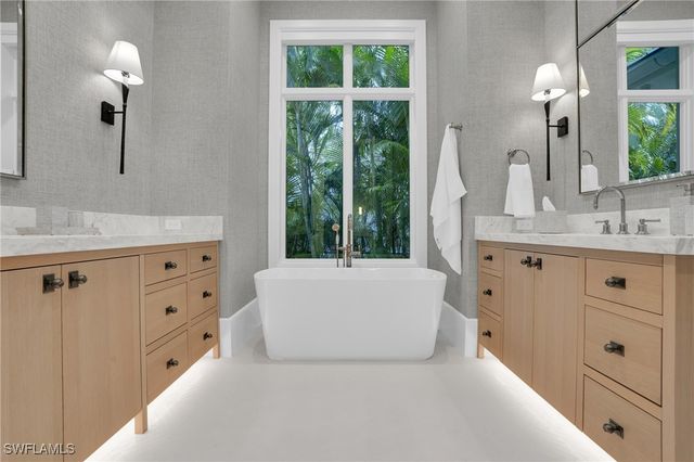 555 Whispering Pine LN, Naples, FL 34103