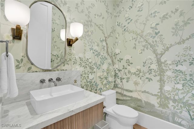 555 Whispering Pine LN, Naples, FL 34103