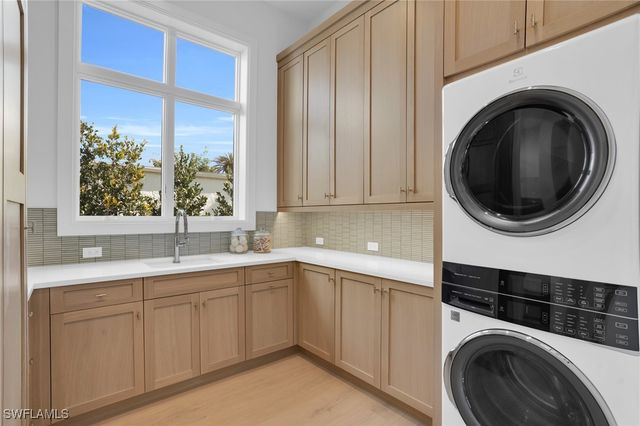 555 Whispering Pine LN, Naples, FL 34103