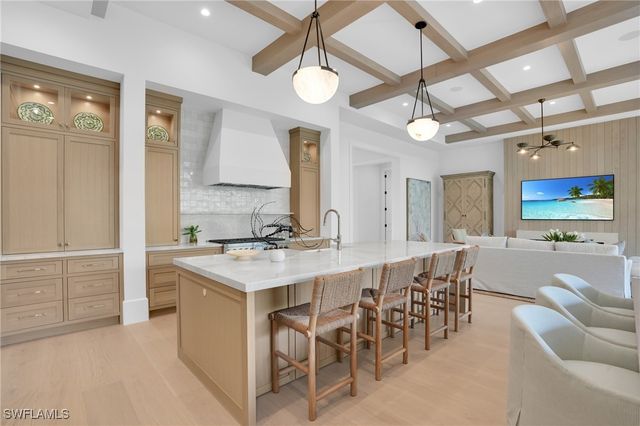 555 Whispering Pine LN, Naples, FL 34103