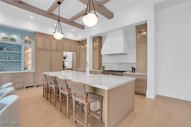 555 Whispering Pine LN, Naples, FL 34103