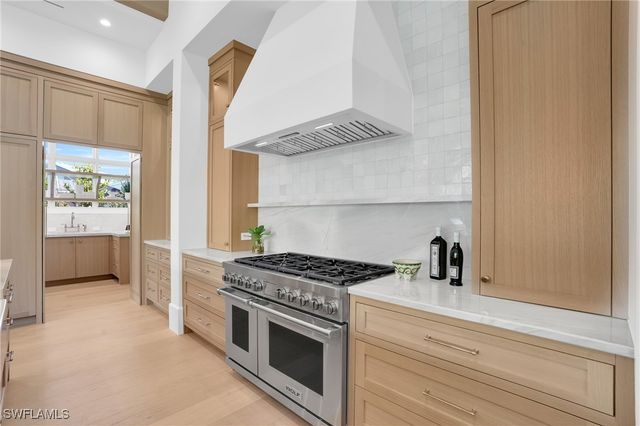 555 Whispering Pine LN, Naples, FL 34103