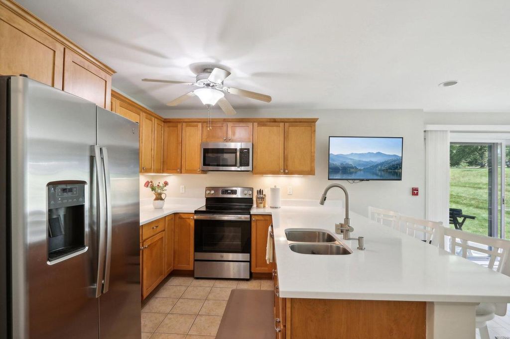 21 Matterhorn CIRCLE #21-02, Lake Geneva, WI 53147