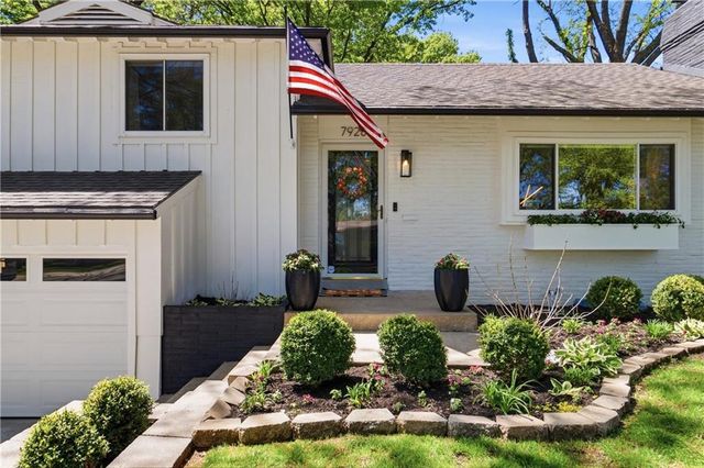 7928 Juniper Drive, Prairie Village, KS 66208