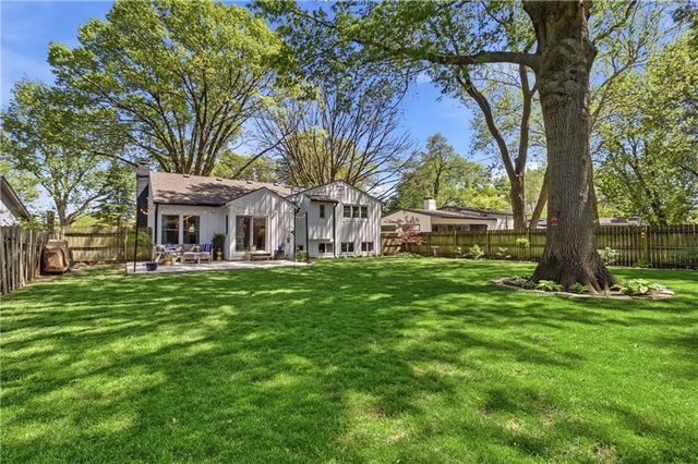 7928 Juniper Drive, Prairie Village, KS 66208