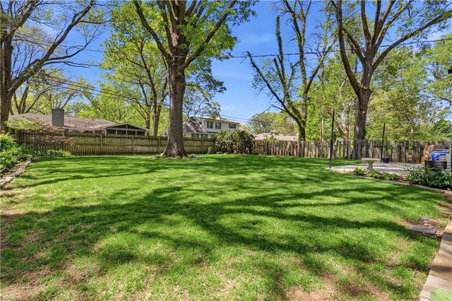 7928 Juniper Drive, Prairie Village, KS 66208