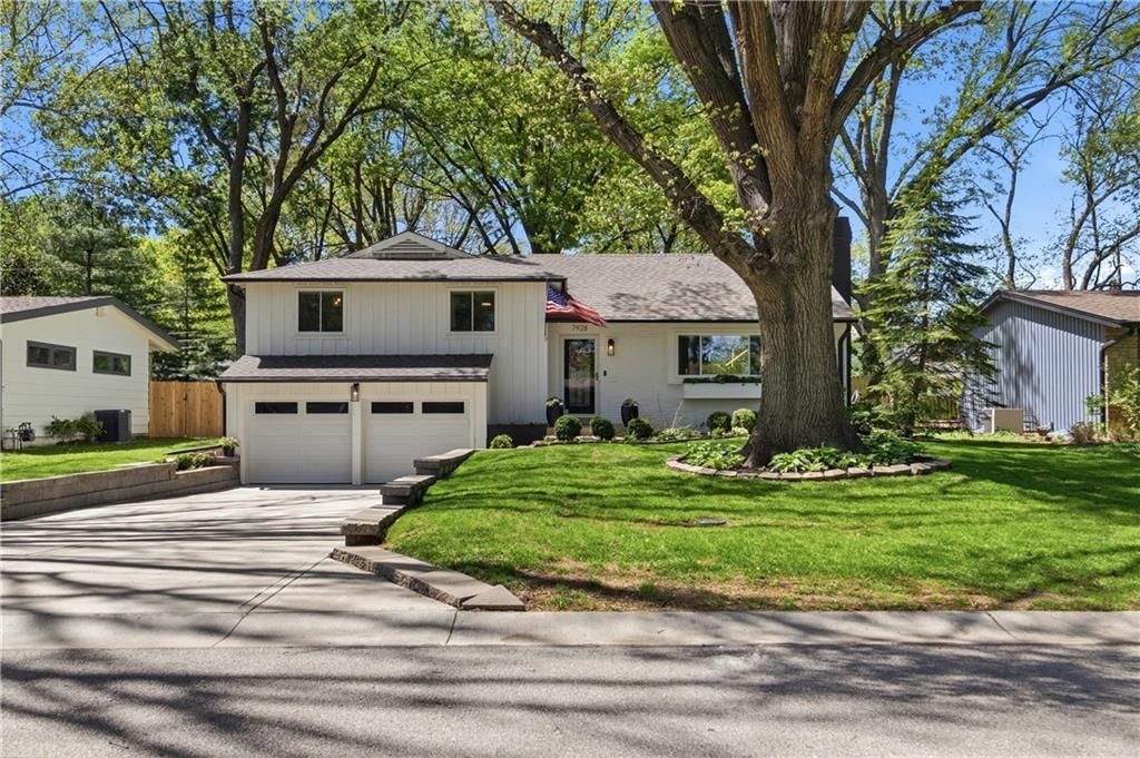 7928 Juniper Drive, Prairie Village, KS 66208