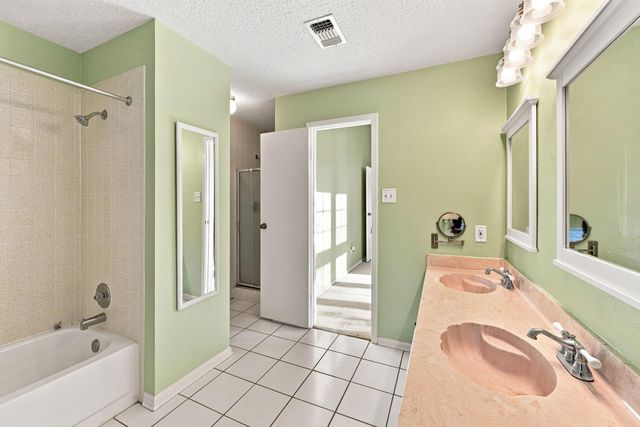 428 Old Course Dr, Friendswood, TX 77546