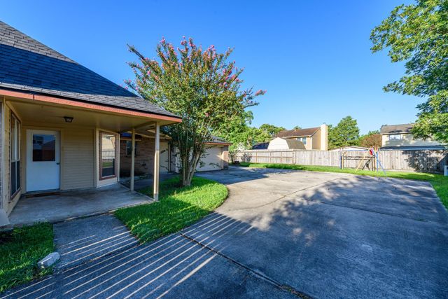 428 Old Course Dr, Friendswood, TX 77546
