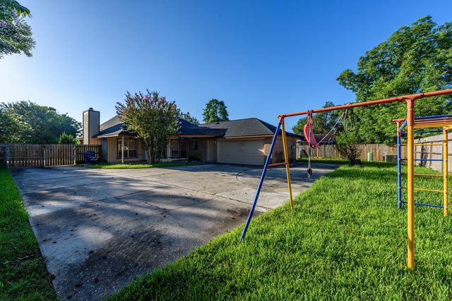 428 Old Course Dr, Friendswood, TX 77546