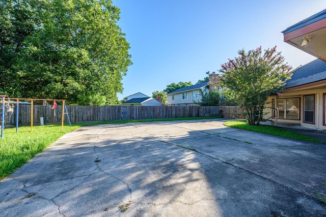428 Old Course Dr, Friendswood, TX 77546