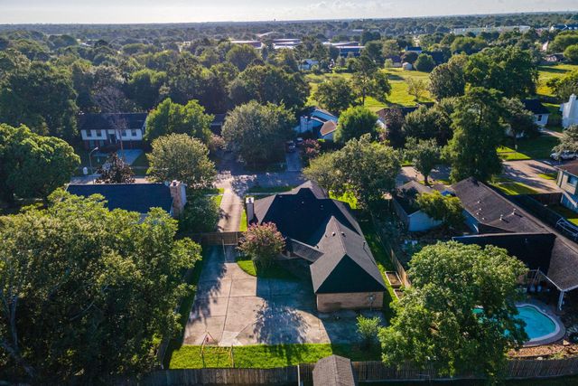 428 Old Course Dr, Friendswood, TX 77546