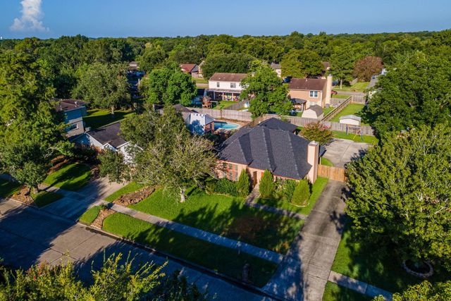 428 Old Course Dr, Friendswood, TX 77546