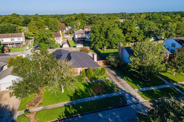 428 Old Course Dr, Friendswood, TX 77546