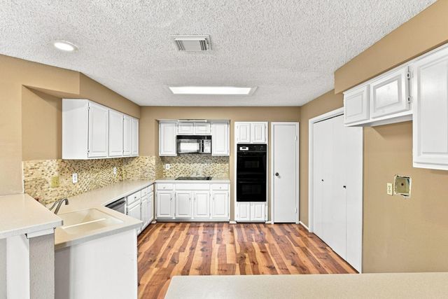 428 Old Course Dr, Friendswood, TX 77546