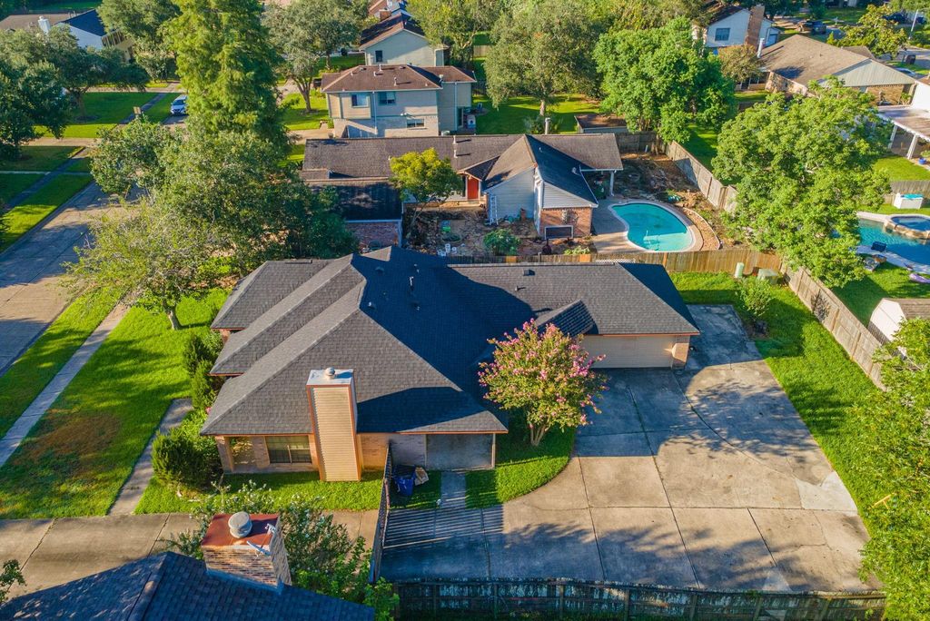 428 Old Course Dr, Friendswood, TX 77546