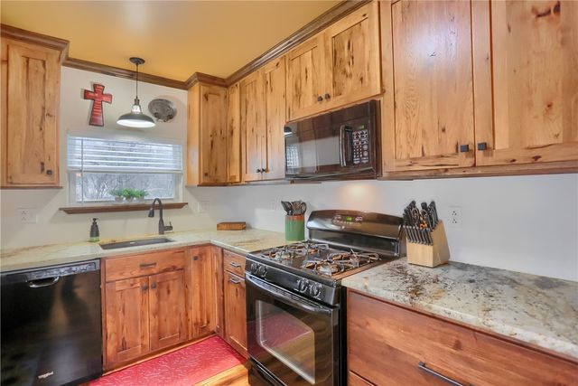 955 Woodside Ave, Ellwood City, PA 16117