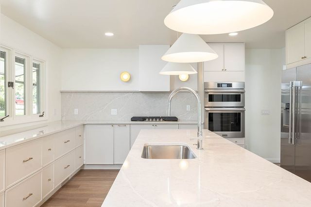 884 N Shrewsbury Lane, Fayetteville, AR 72701