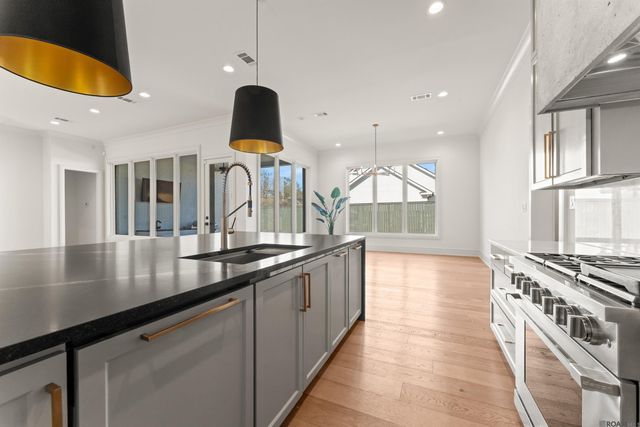 8721 W Fairway Dr, Baton Rouge, LA 70809