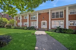 1777 Dewes Street F, Glenview, IL 60025