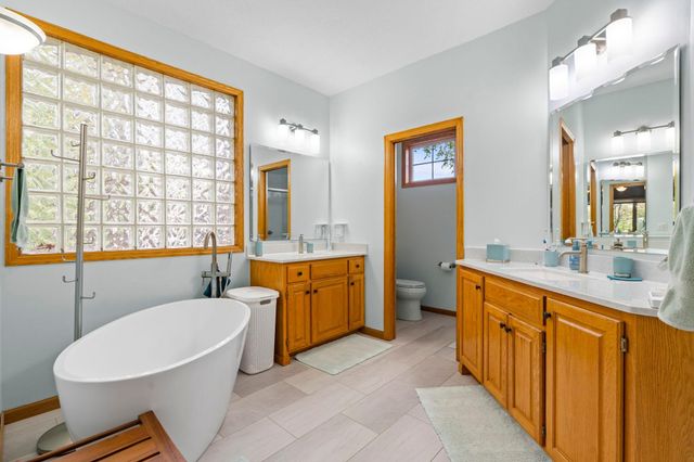 542 Majestic Oaks Court, Eagan, MN 55123