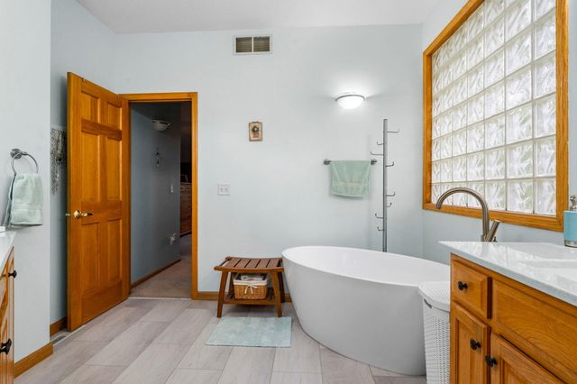 542 Majestic Oaks Court, Eagan, MN 55123