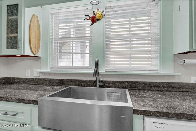 10 E Henderson Street E, Wrightsville Beach, NC 28480