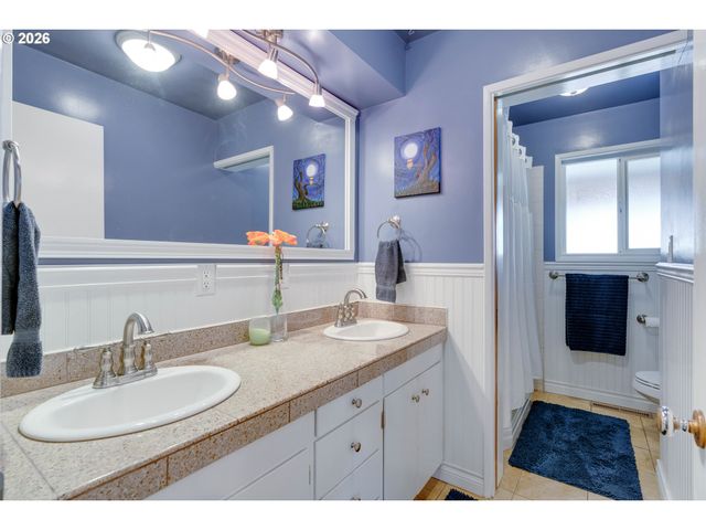 1868 Se OAK St, Hillsboro, OR 97123