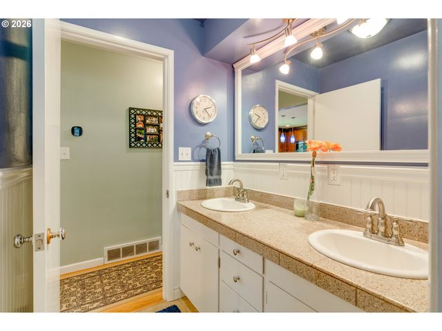 1868 Se OAK St, Hillsboro, OR 97123