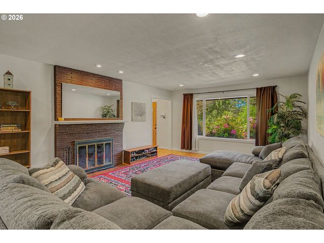1868 Se OAK St, Hillsboro, OR 97123