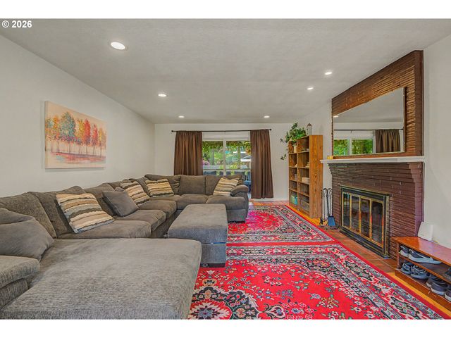 1868 Se OAK St, Hillsboro, OR 97123