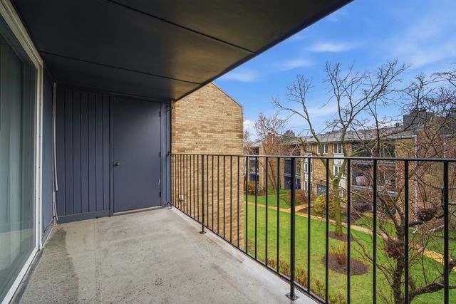 2113 Ammer Ridge Court 301, Glenview, IL 60025