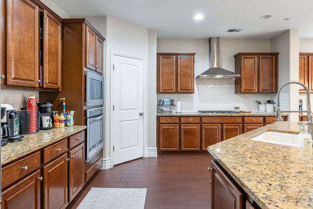 1047 Maine Avenue, Clovis, CA 93619