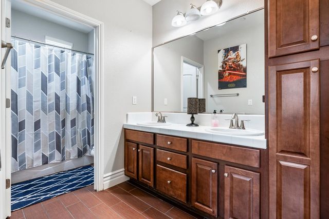 1047 Maine Avenue, Clovis, CA 93619