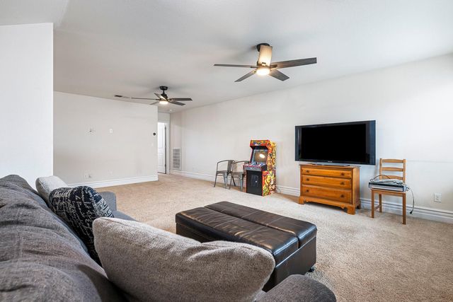 1047 Maine Avenue, Clovis, CA 93619